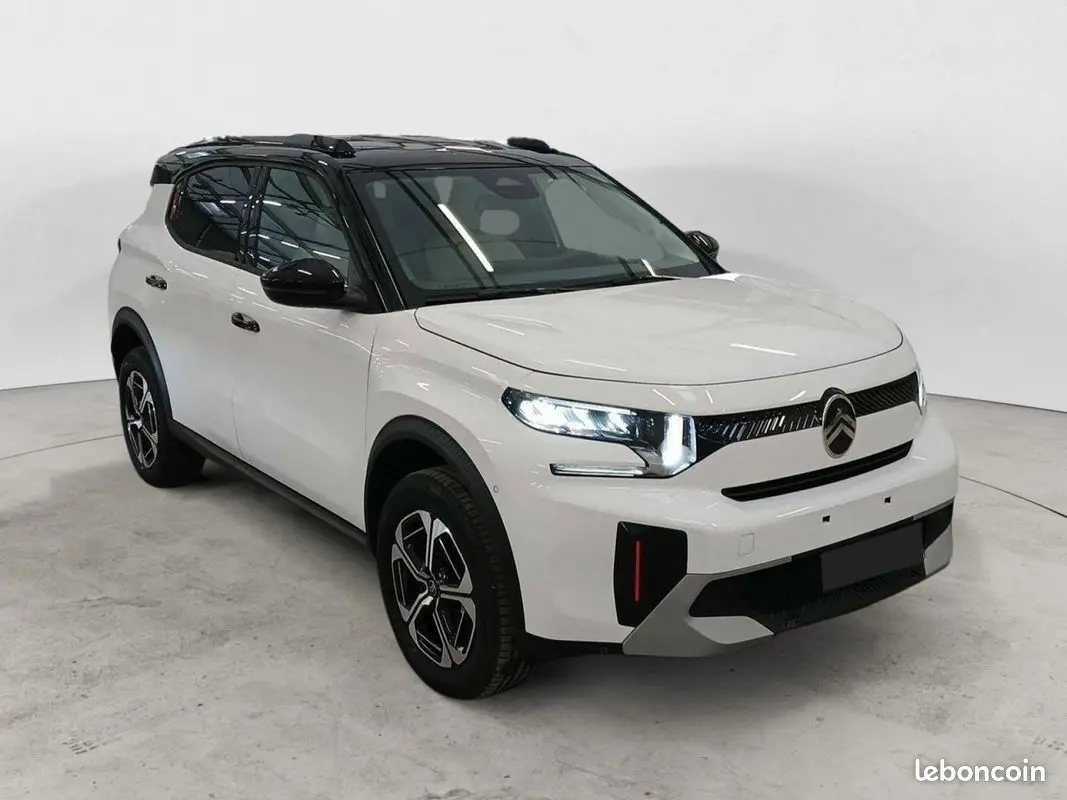 Citroën C3 Aircross Hybrid 145 blanc banquise toit noir, vue 3/4 avant droit avec feux LED allumés.