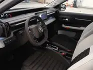 Intérieur de la Citroën C3 Aircross Hybrid 145 e-DSC6 Max 2026, vue côté conducteur, tableau de bord moderne et sièges bicolores.