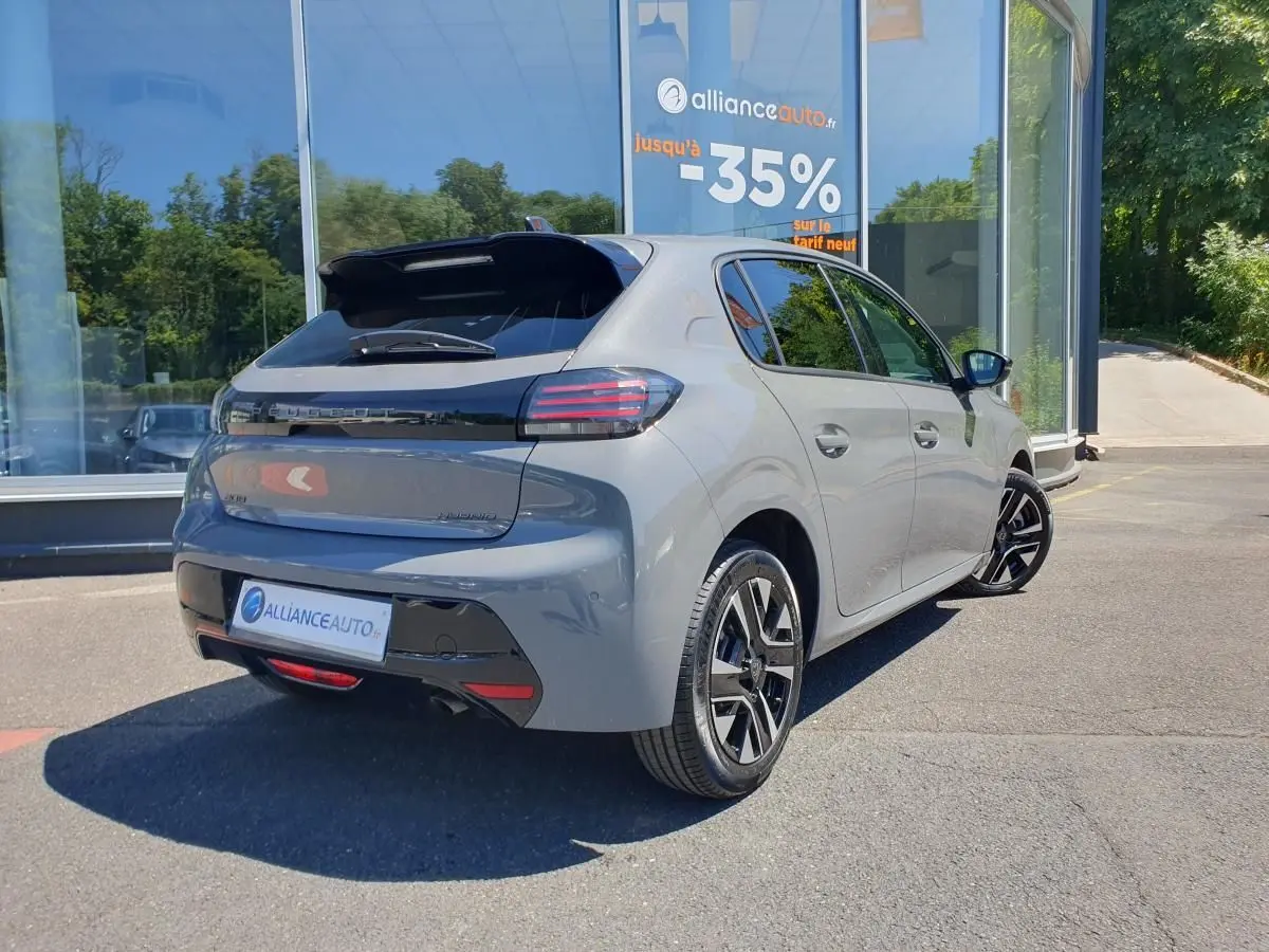 Peugeot 208 gris Sellenium vue 3/4 arrière droit, avec jantes alliage bi-tons et feux arrière LED distinctifs.