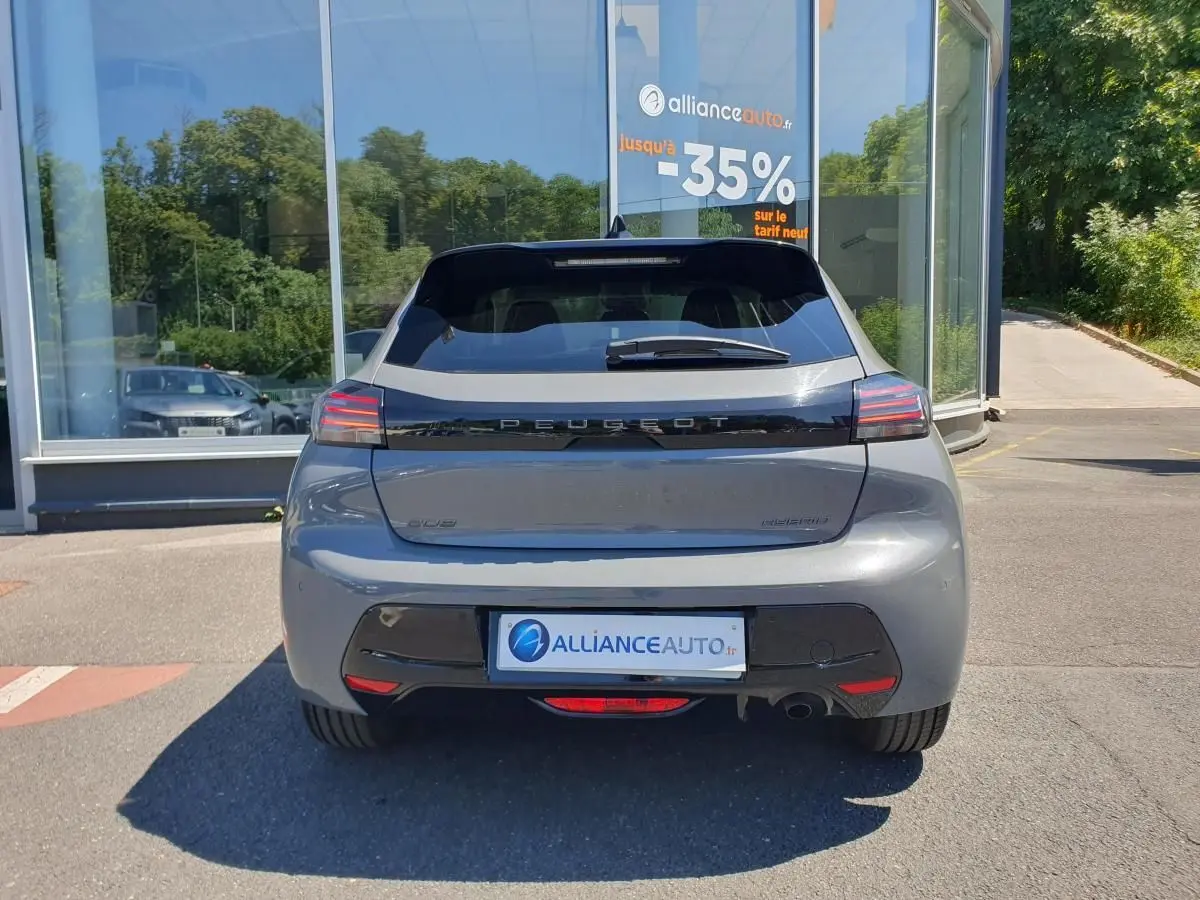 Vue arrière d'une Peugeot 208 1.2 Hybrid 110 gris Sellenium avec feux LED et logo Peugeot noir brillant.