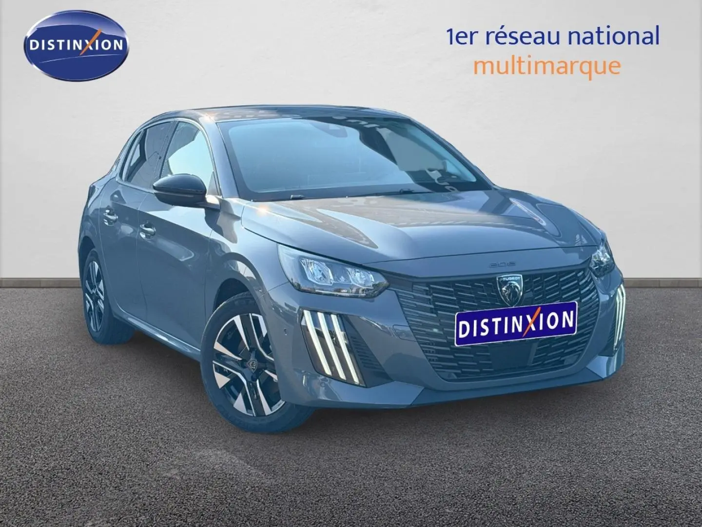 Peugeot 208 gris en 3/4 avant droit, avec calandre noire et feux LED verticaux distinctifs.