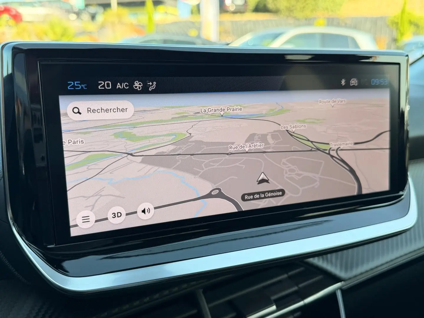 Écran tactile central du tableau de bord de la Peugeot 208 1.2 100ch Allure affichant une carte de navigation.