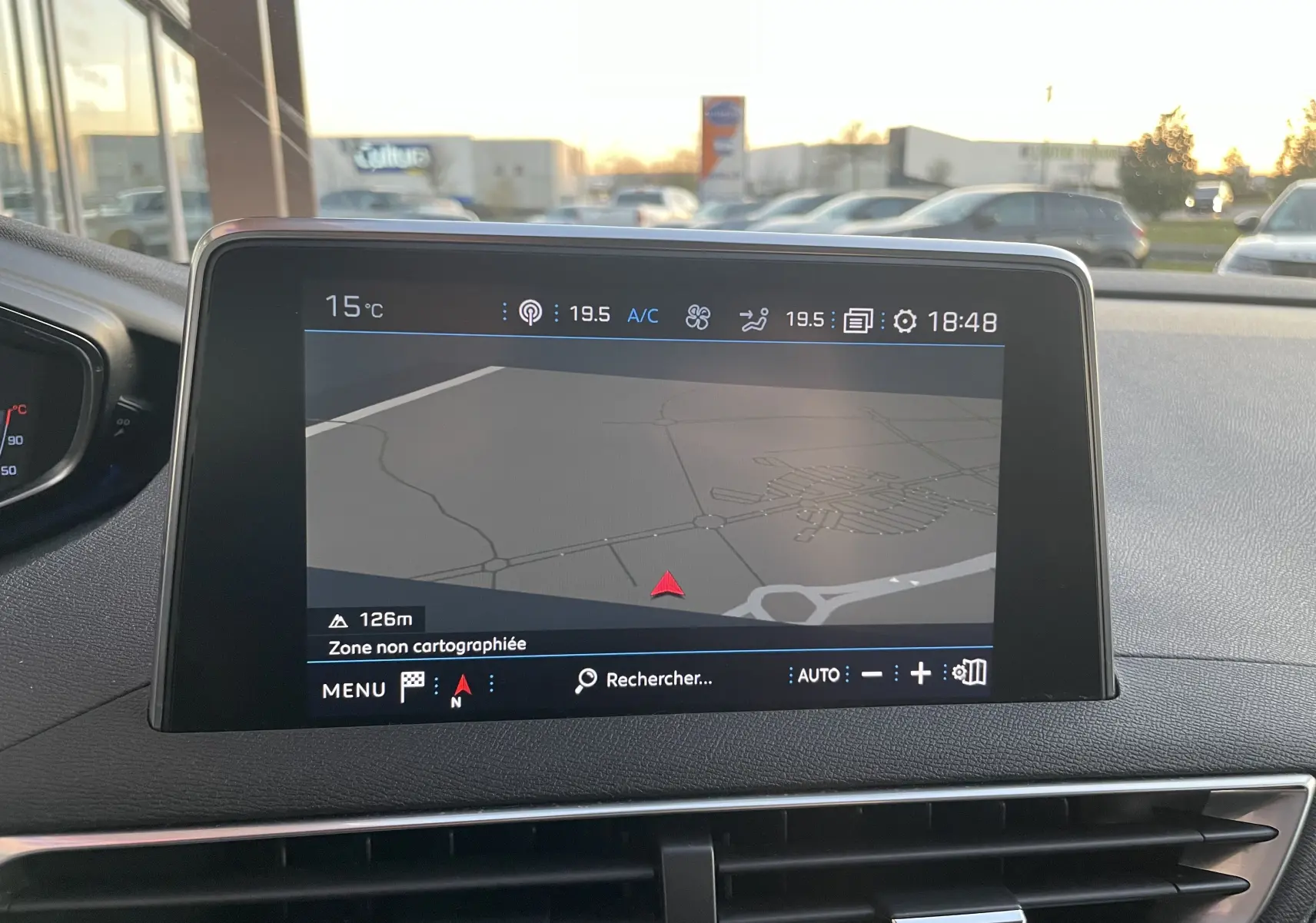 Écran tactile central du Peugeot 3008 blanc nacré de 2019 affichant la navigation avec carte grise et température extérieure.