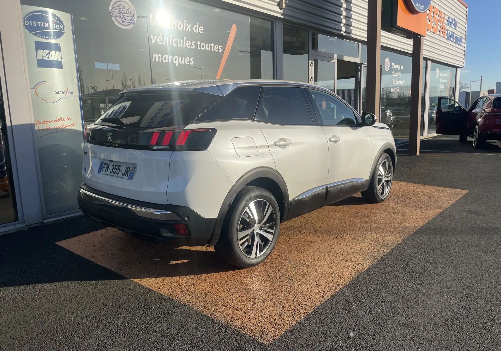 Peugeot 3008 blanc nacré en 3/4 arrière droit, avec toit noir et feux arrière à trois griffes distinctifs.