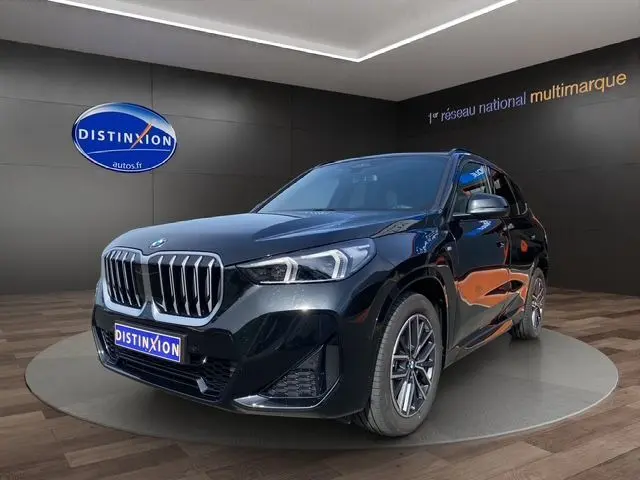 BMW X1 XDRIVE 20DA M-Sport noir vue 3/4 avant droit avec calandre imposante et jantes alliage bicolores