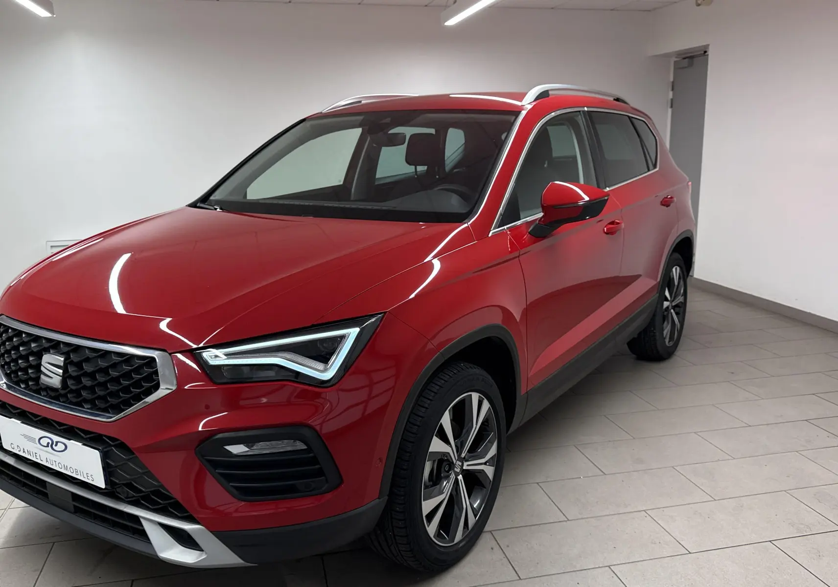 SEAT Ateca Rouge Velvet 2024 en 3/4 avant droit, avec calandre hexagonale et jantes alliage distinctives.