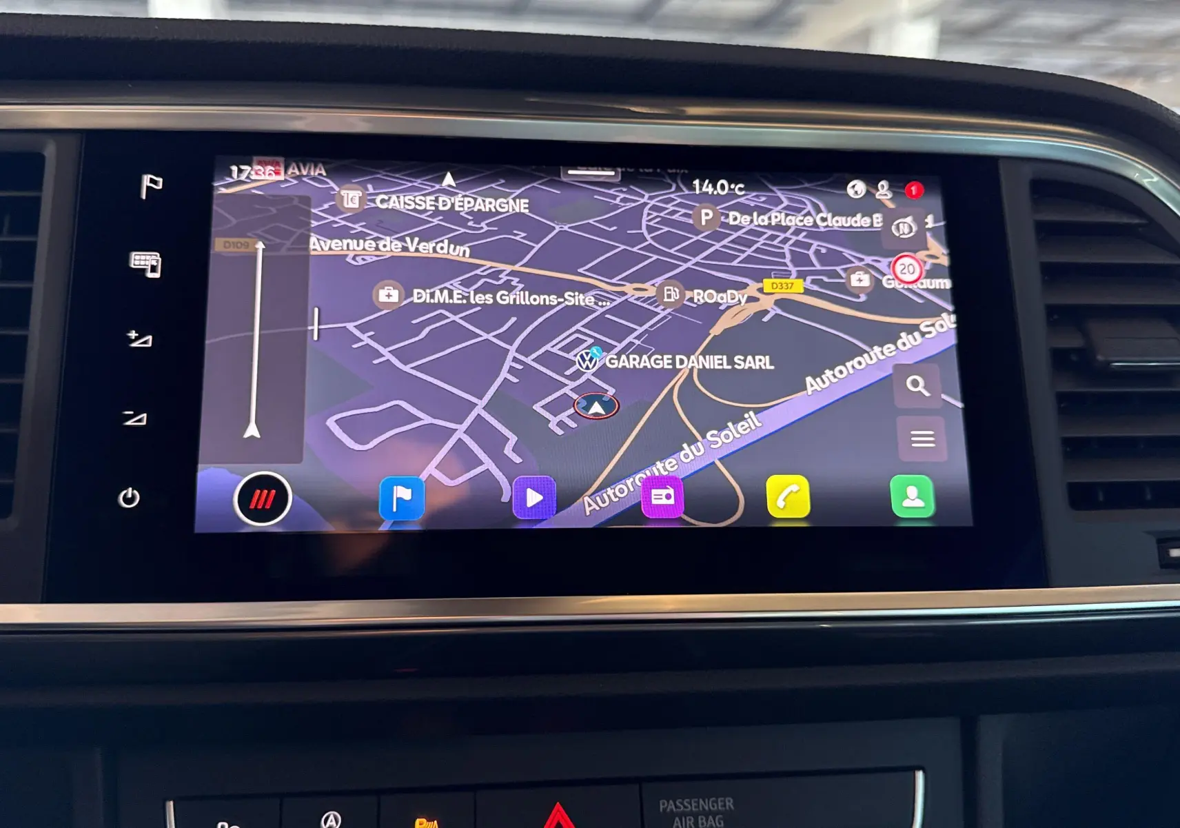 Écran tactile central du SEAT Ateca 2024 affichant la navigation, entouré de commandes de climatisation et d'aération.