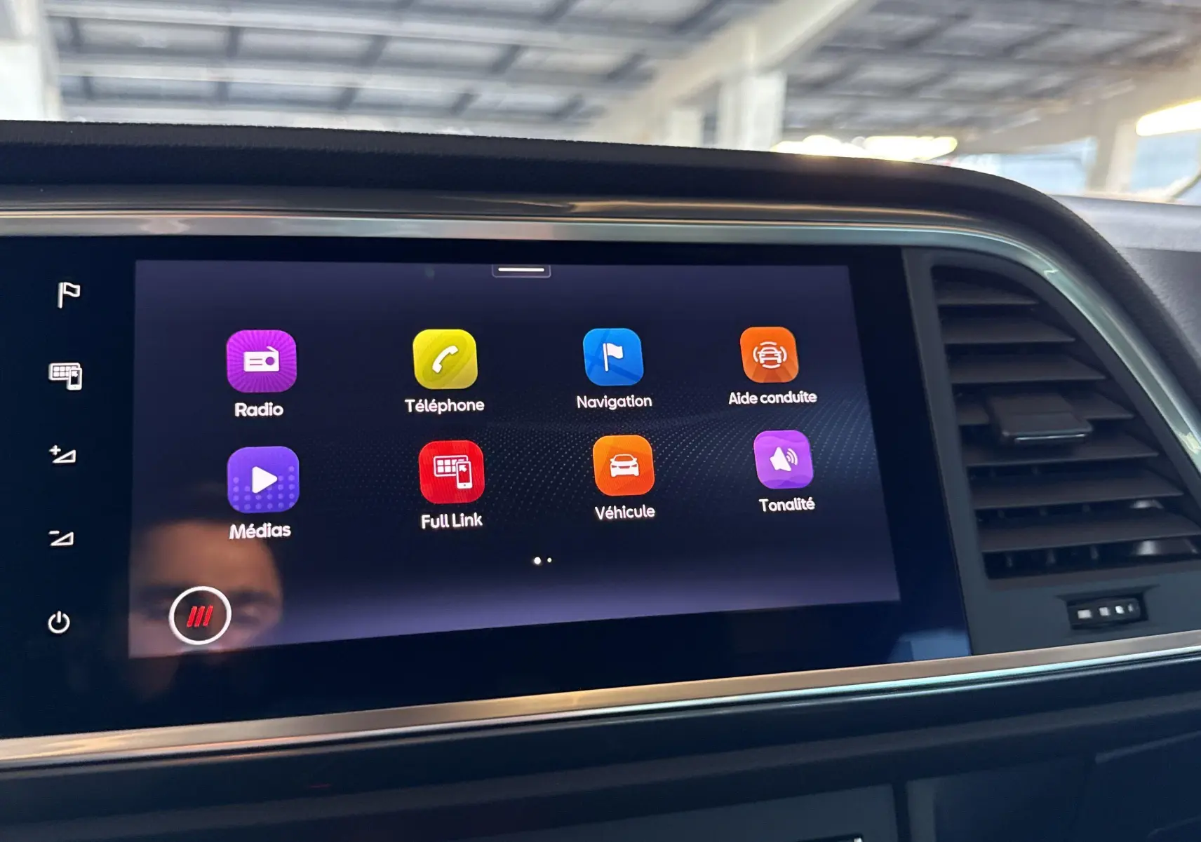 Écran tactile central du tableau de bord du SEAT Ateca 2024 affichant les icônes des fonctions multimédia et véhicule.