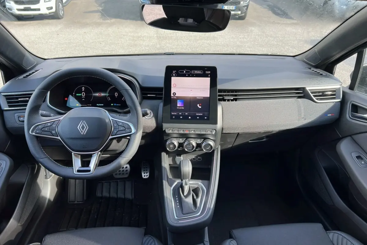 Intérieur de la Renault Clio V E-Tech 145 Esprit Alpine 2025, vue frontale du tableau de bord et console centrale avec écran tactile vertical.