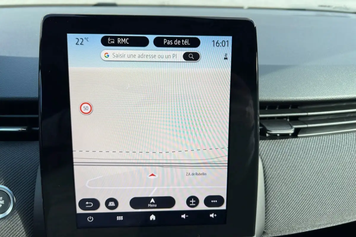 Écran tactile central du tableau de bord de la Renault Clio V E-Tech 145 Esprit Alpine 2025 affichant la navigation GPS.