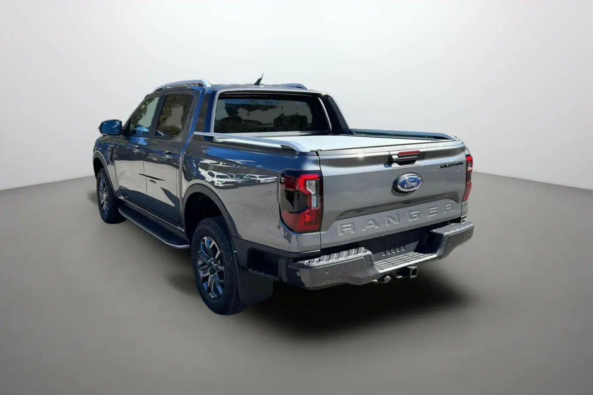 Ford Ranger gris carbone en 3/4 arrière droit, double cabine avec rideau coulissant et jantes alu 18 pouces.