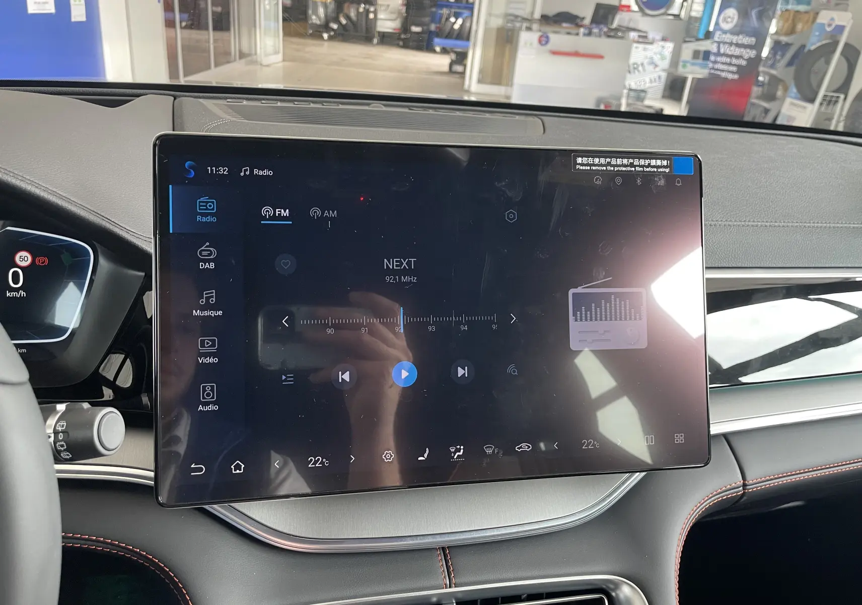 Vue rapprochée de l’écran tactile 15,6’’ du tableau de bord du BYD SEAL U, avec navigation affichée.