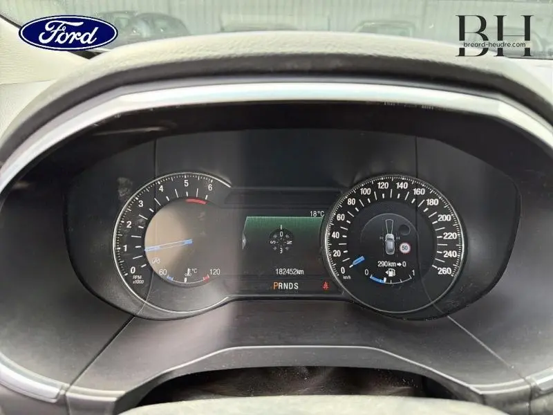 Vue rapprochée du tableau de bord du Ford Edge gris Ingot 2016, affichant compteur et écran multifonction.