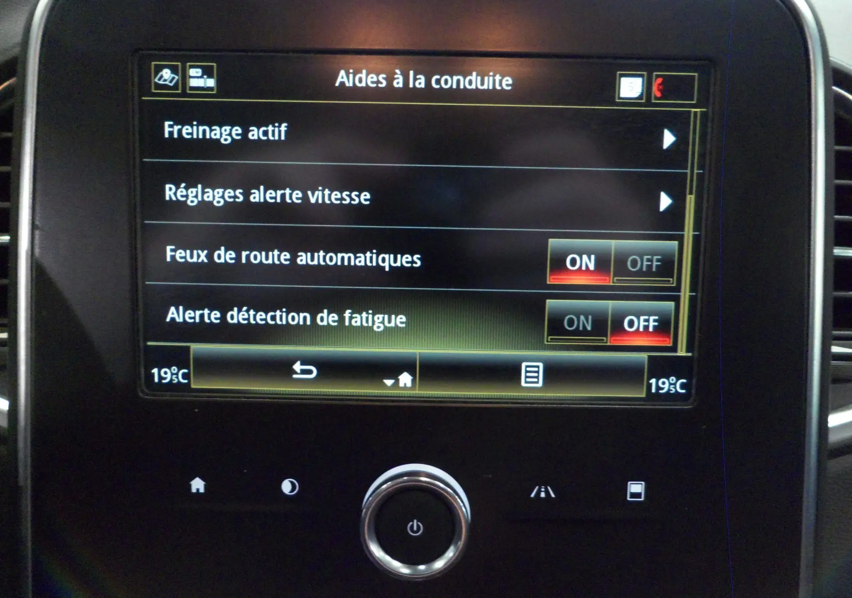 Écran tactile central du Renault Grand Scenic IV 2019 montrant les aides à la conduite avec options activées et désactivées.