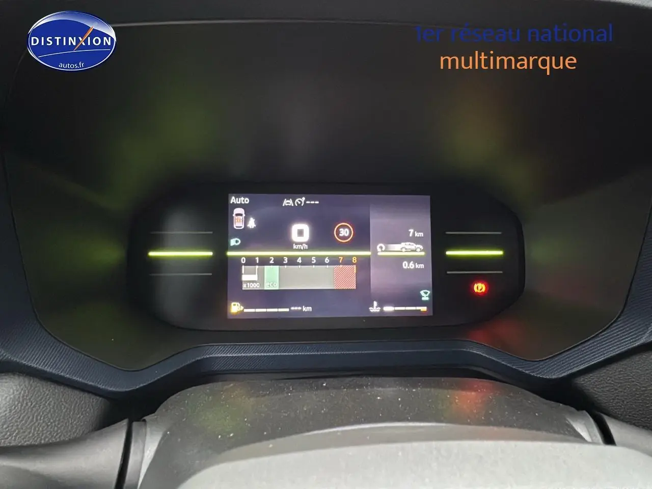 Tableau de bord numérique du Dacia Duster 2025 affichant vitesse, compte-tours et aides à la conduite.