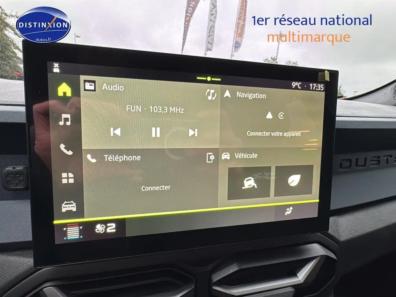 Écran tactile multifonction du tableau de bord du Dacia Duster blanc Arctic, vue intérieure frontale.