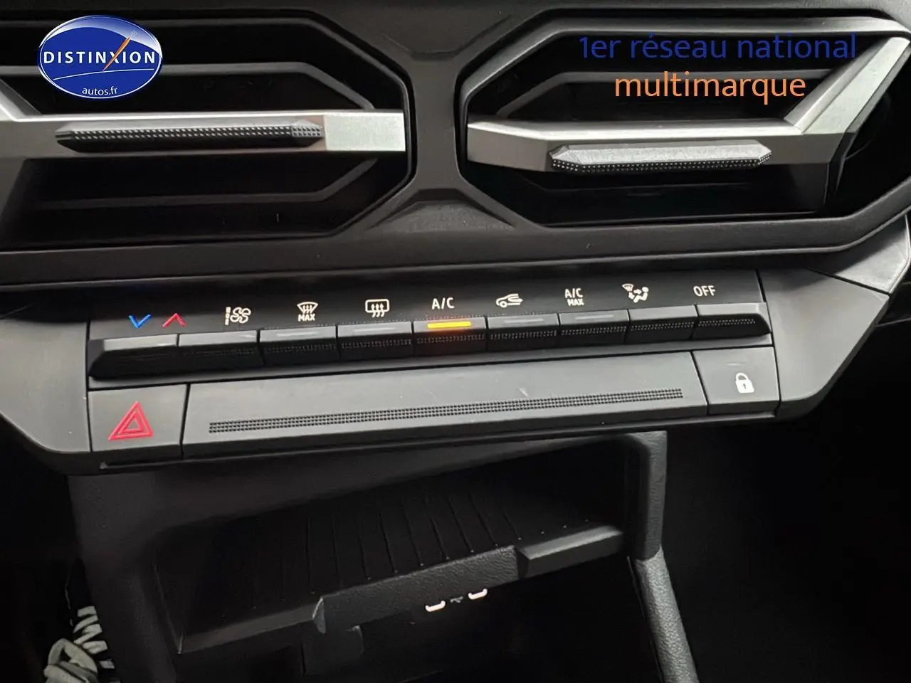 Détail de la console centrale avec commandes climatisation et verrouillage du DACIA Duster blanc Arctic 2025