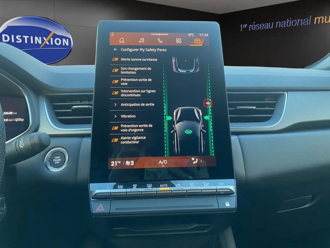 Vue intérieure centrée sur l'écran tactile vertical du tableau de bord du Renault Symbioz gris Casiopee, affichant les aides à la conduite.