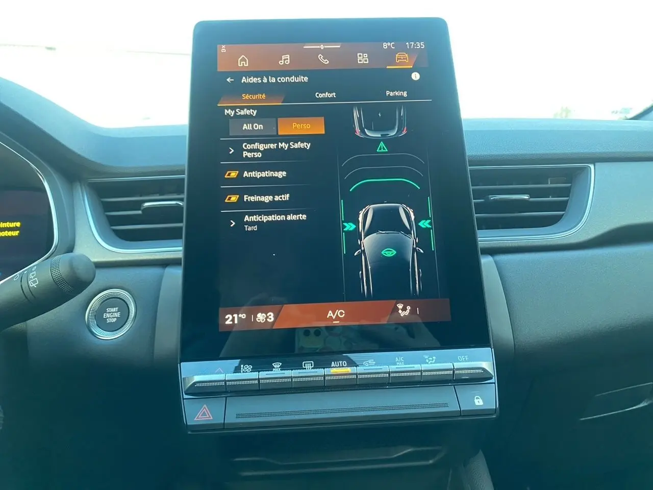 Vue intérieure centrée sur l’écran tactile du tableau de bord du Renault Symbioz gris Casiopee, avec commandes climatisation visibles.
