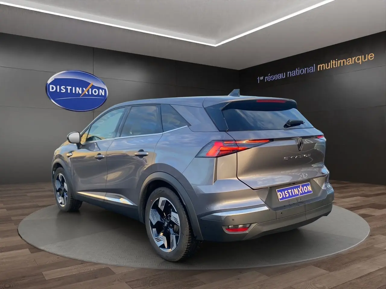 Vue 3/4 arrière droite de la Renault SYMBIOZ gris Casiopee, avec feux arrière 3D et jantes alliage 18'' diamantées.