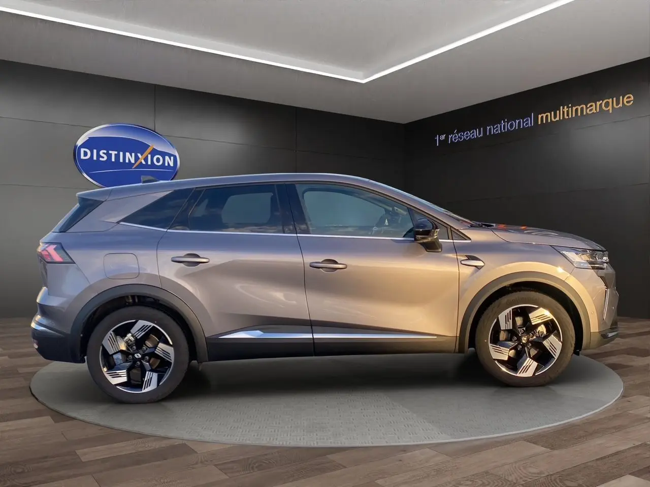 Renault Symbioz E-Tech Full Hybrid gris Casiopee, vue profil droit, jantes alliage 18'' diamantées et vitres surteintées.