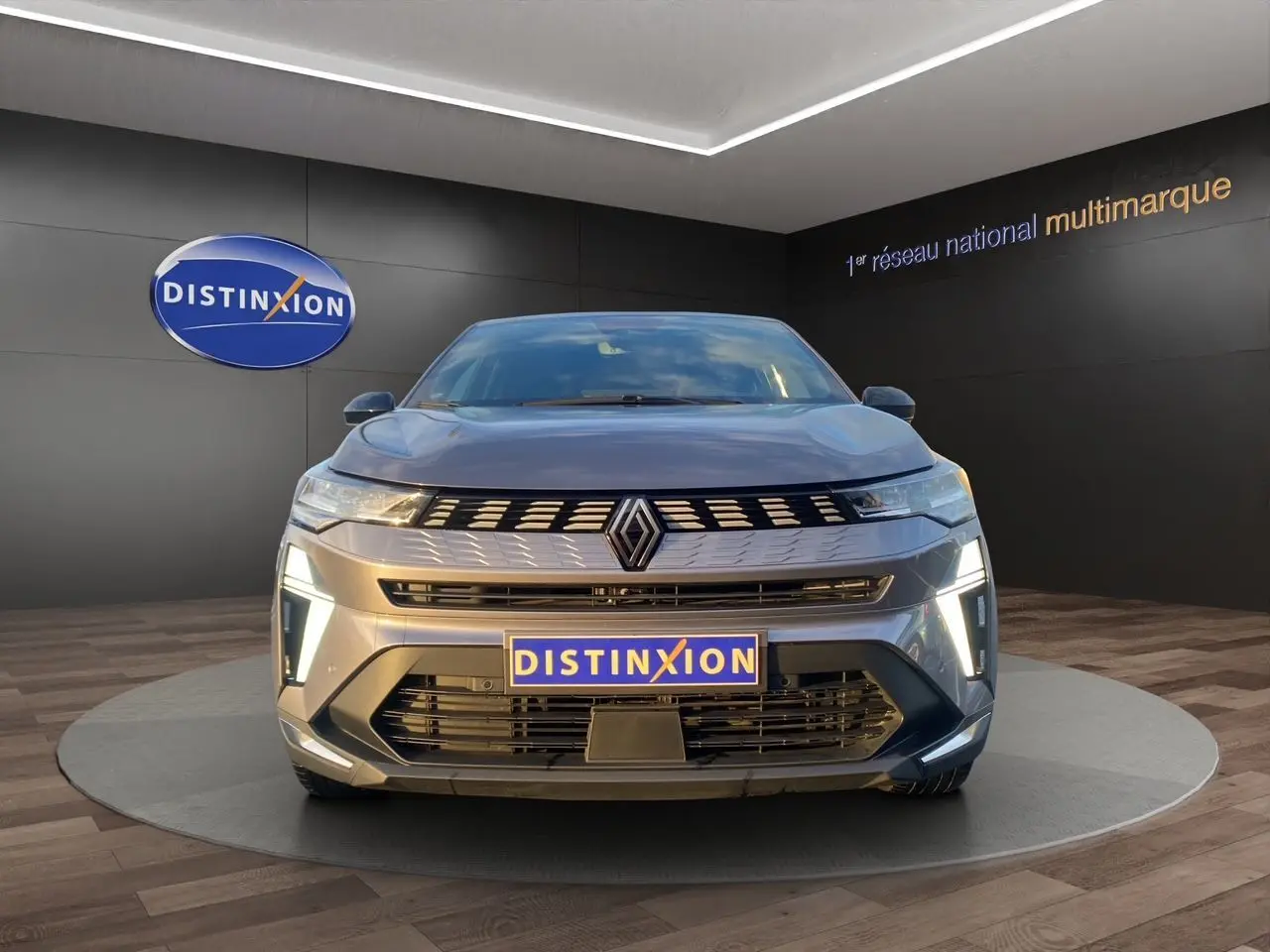 Vue avant du Renault Symbioz gris Casiopee, mettant en valeur sa calandre moderne et ses feux LED verticaux.