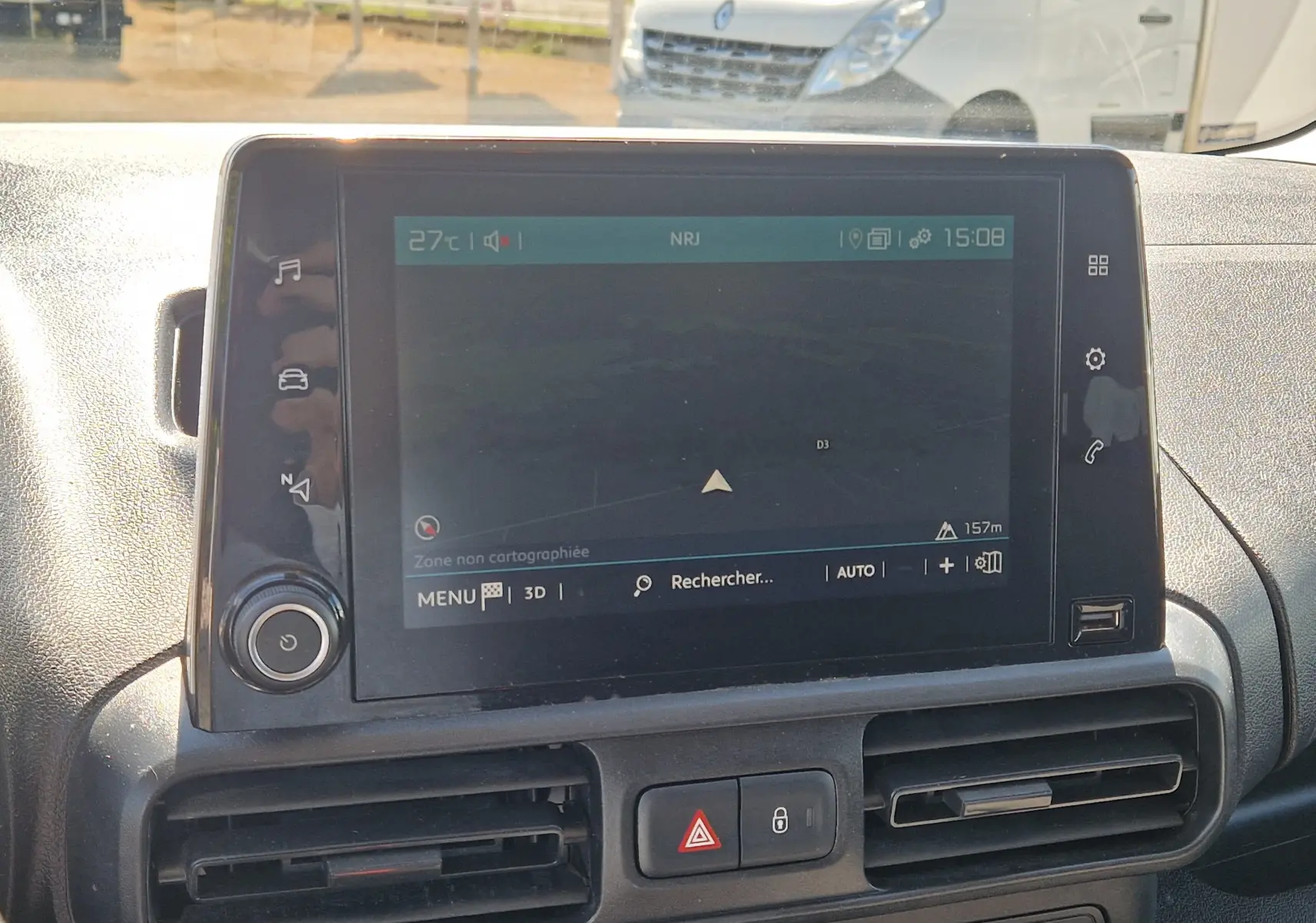 Vue rapprochée de l’écran tactile central du tableau de bord du Citroën Berlingo blanc, affichant le GPS.