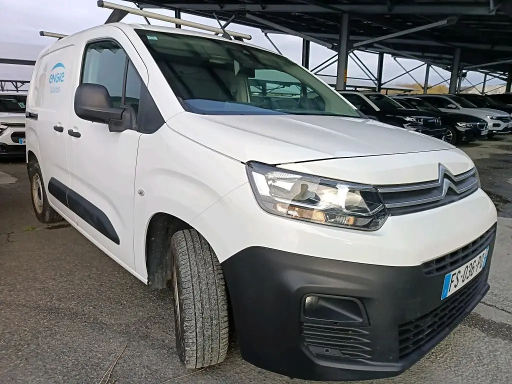 Vue 3/4 avant gauche d’un Citroën Berlingo blanc 2020 utilitaire avec pare-chocs noir et logo Engie sur la porte.