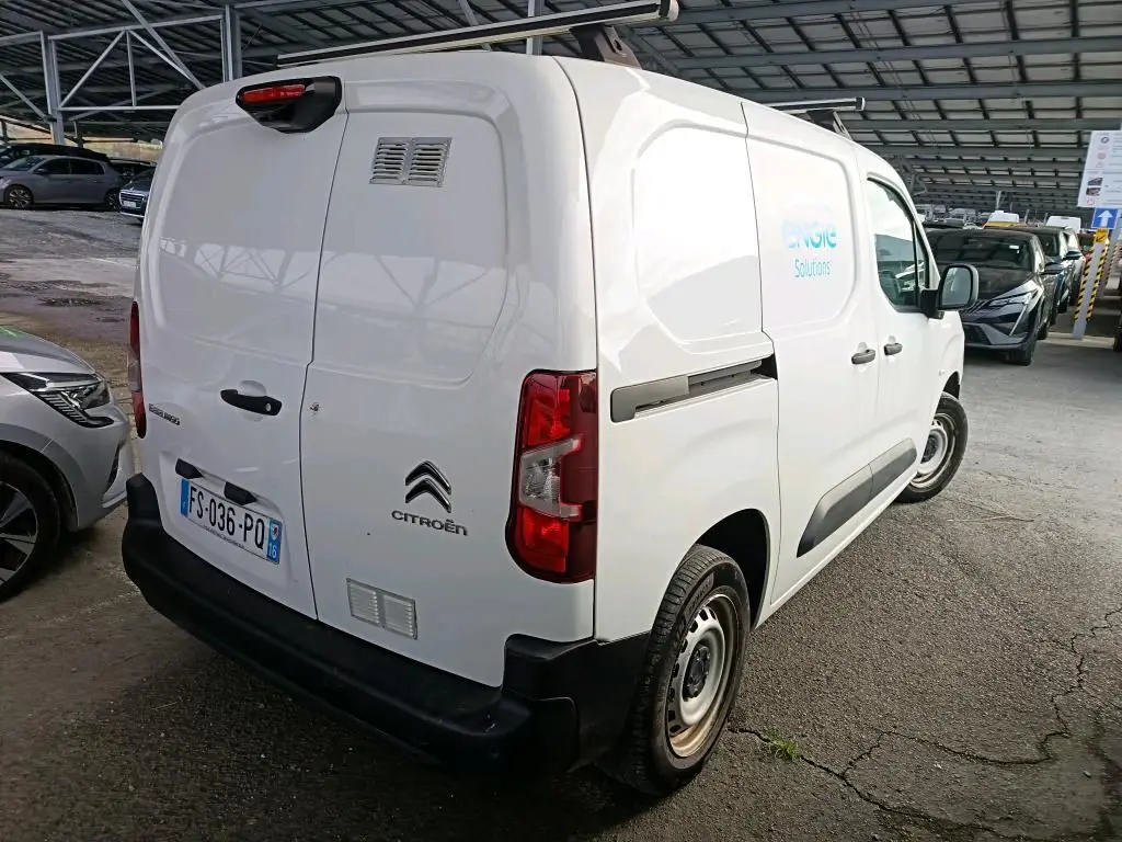 Vue 3/4 arrière droite d’un Citroën Berlingo blanc utilitaire avec logo Engie sur la porte latérale.