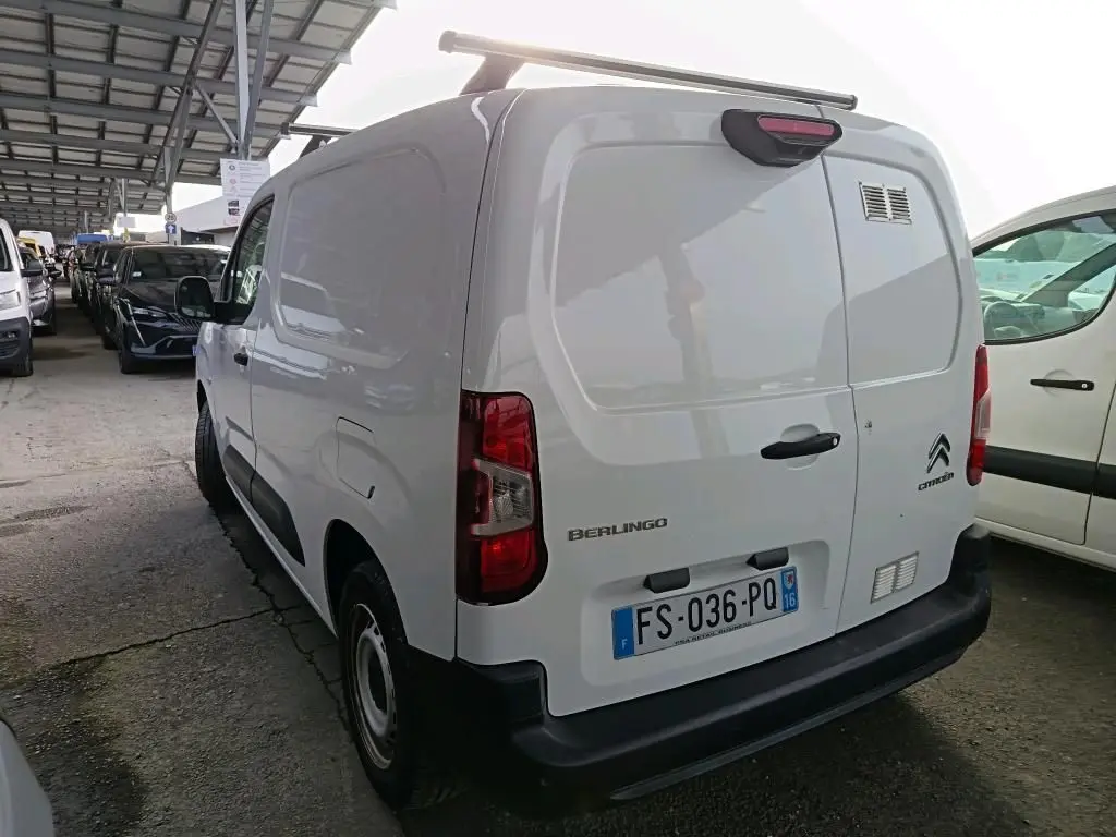 Vue 3/4 arrière droite d'un utilitaire Citroën Berlingo blanc de 2020 avec portes arrière battantes et plaque française.