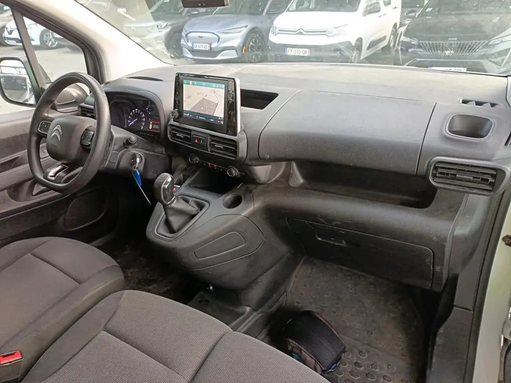 Vue intérieure côté conducteur du Citroën Berlingo blanc 2020, tableau de bord avec écran tactile et boîte manuelle.