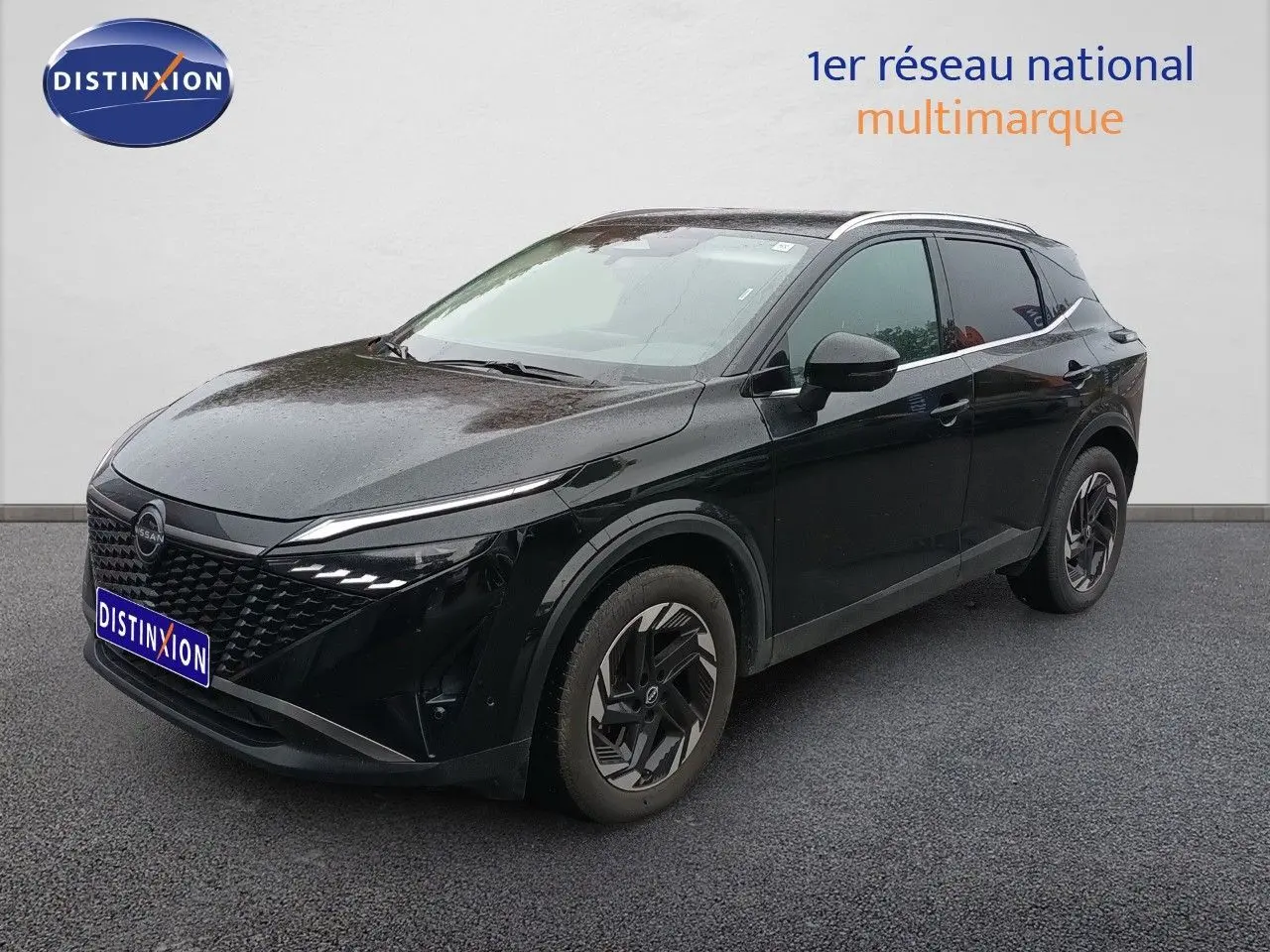 Nissan Qashqai e-POWER 2025 noir Kuro Metal en 3/4 avant droit avec calandre distinctive et jantes noires.