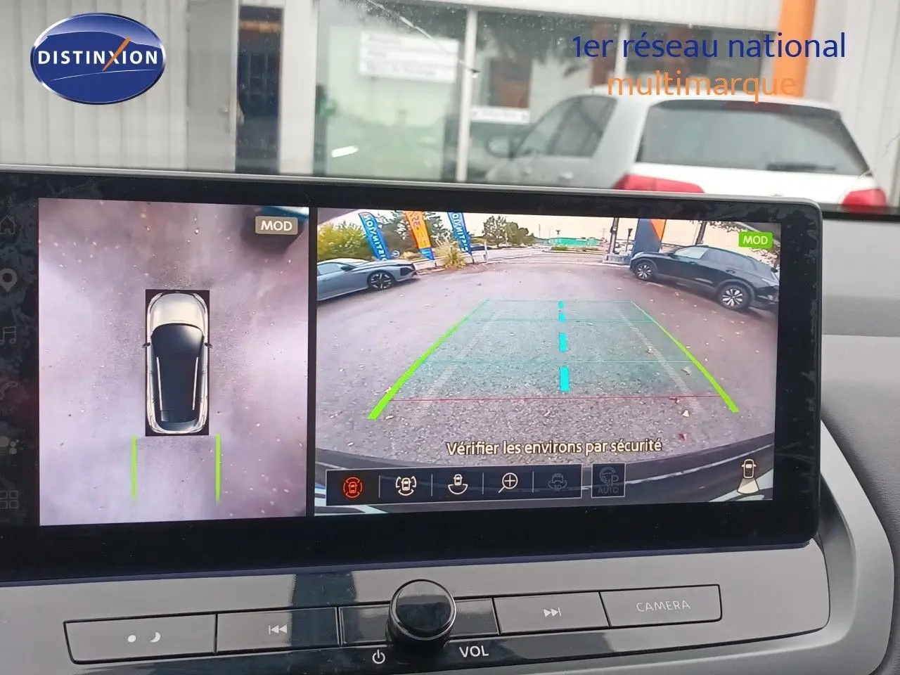 Écran de caméra de recul et vue 360° du Nissan Qashqai noir Kuro Metal en stationnement, affichage intérieur.