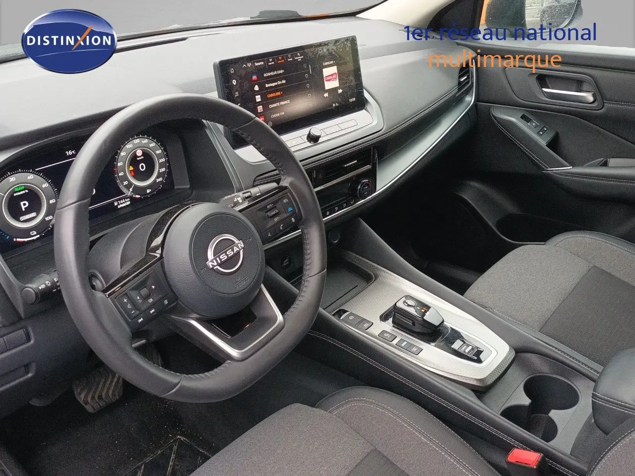 Intérieur noir du Nissan Qashqai e-POWER 2025 vu côté conducteur, avec tableau de bord digital et écran tactile central.