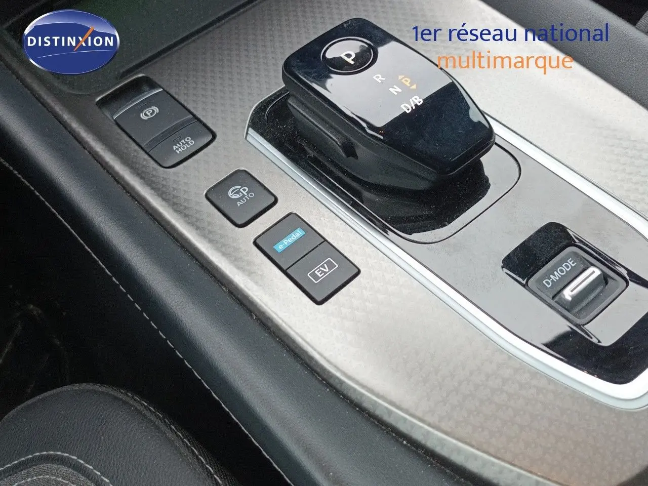 Gros plan sur la console centrale du Nissan Qashqai e-POWER 2025 avec levier de vitesse et boutons de commande.