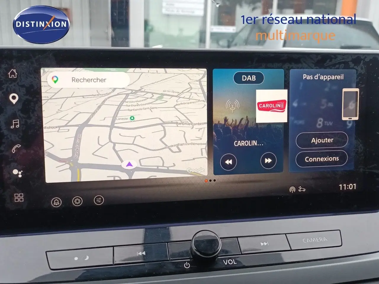 Écran tactile du tableau de bord du Nissan Qashqai e-POWER 2025, affichant navigation et radio numérique.