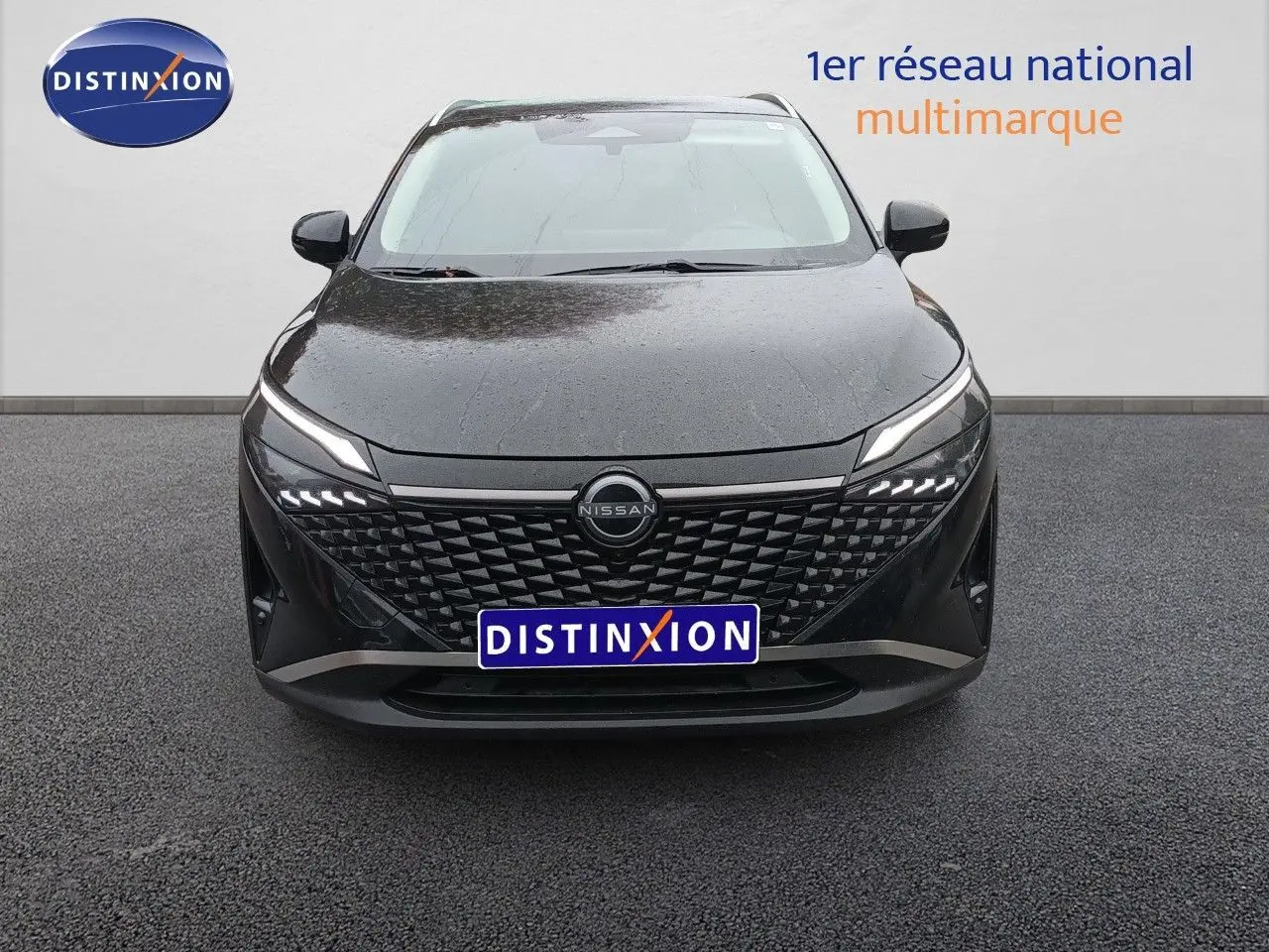 Vue frontale du Nissan Qashqai e-POWER 2025 noir Kuro Metal avec calandre texturée et phares LED distinctifs.