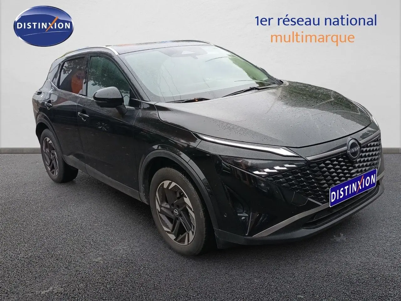 Nissan Qashqai e-POWER 2025 noir Kuro Metal en 3/4 avant gauche avec calandre et phares LED distinctifs.