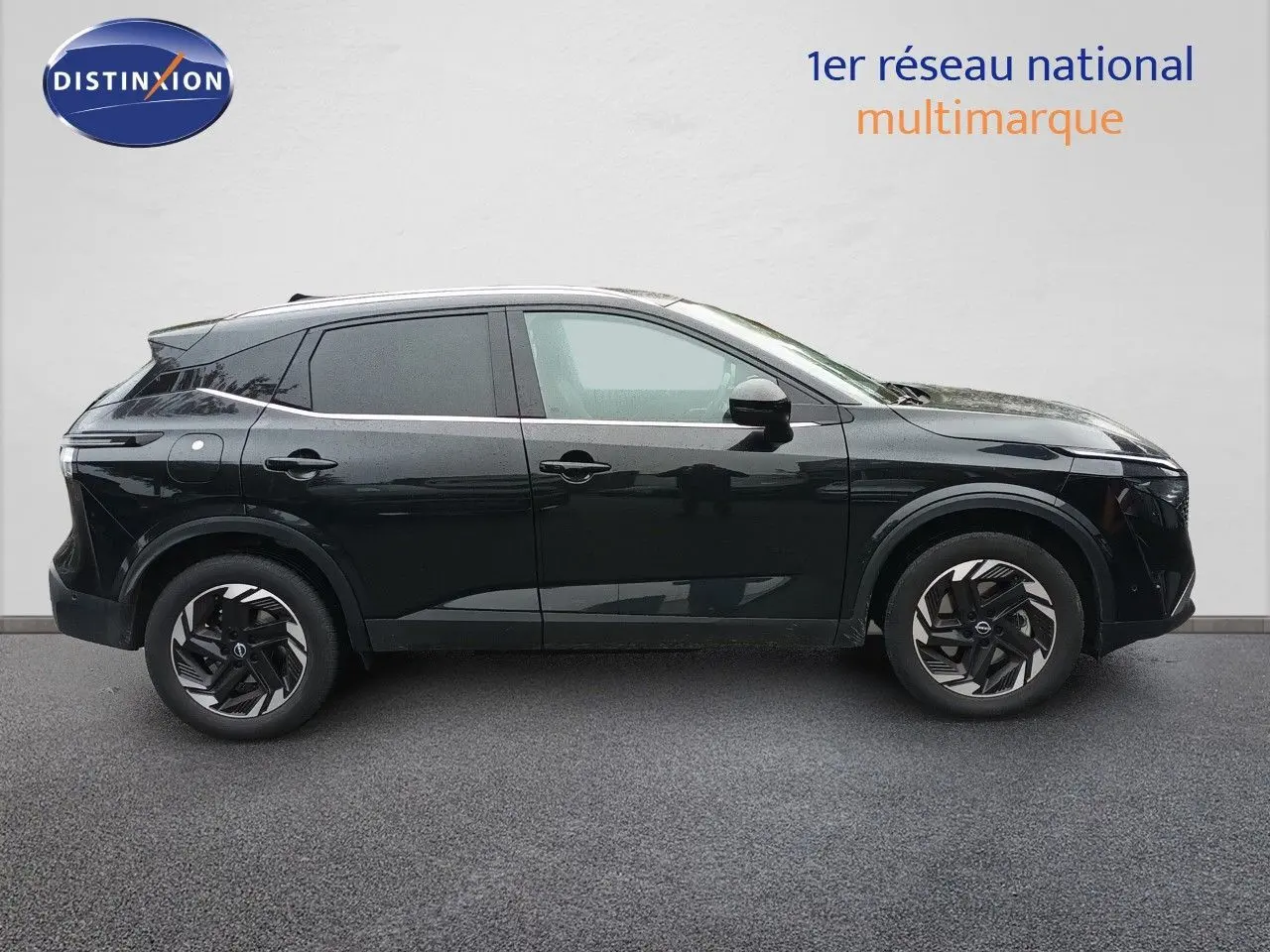 Vue latérale droite du Nissan Qashqai e-POWER 2025 noir Kuro Metal avec jantes alliage bicolores.