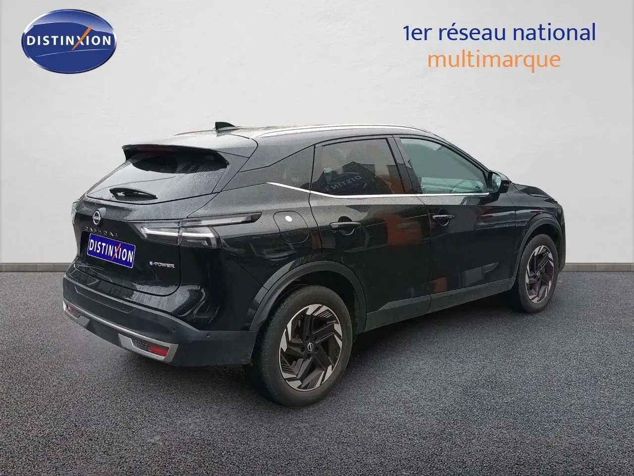 Vue 3/4 arrière droite du Nissan Qashqai e-POWER 2025 noir Kuro Metal avec feux arrière LED et jantes stylisées.
