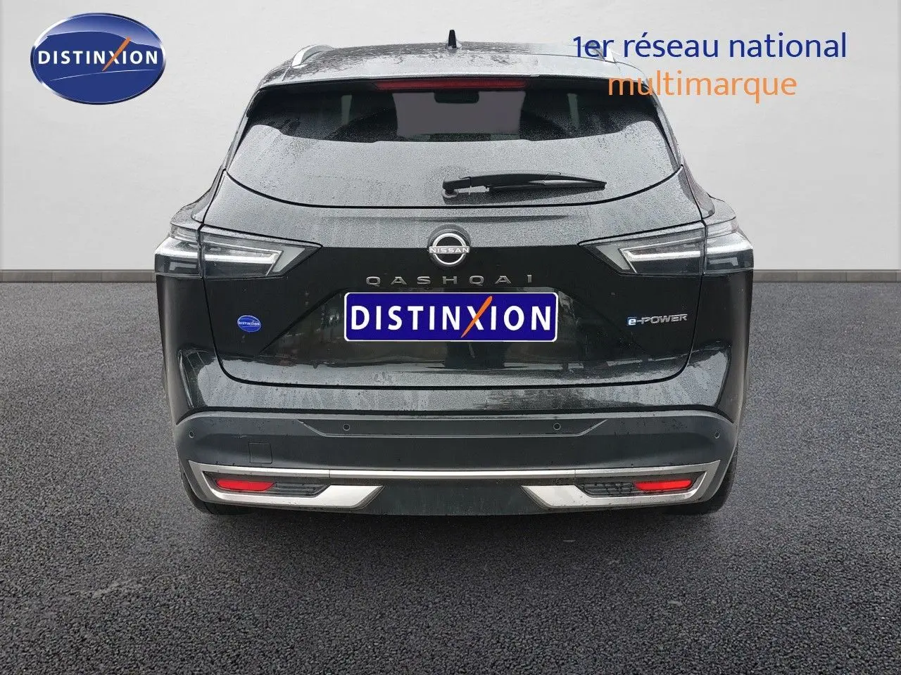 Vue arrière du Nissan Qashqai e-POWER 2025 noir Kuro Metal avec feux LED et badge distinctif e-POWER visible.
