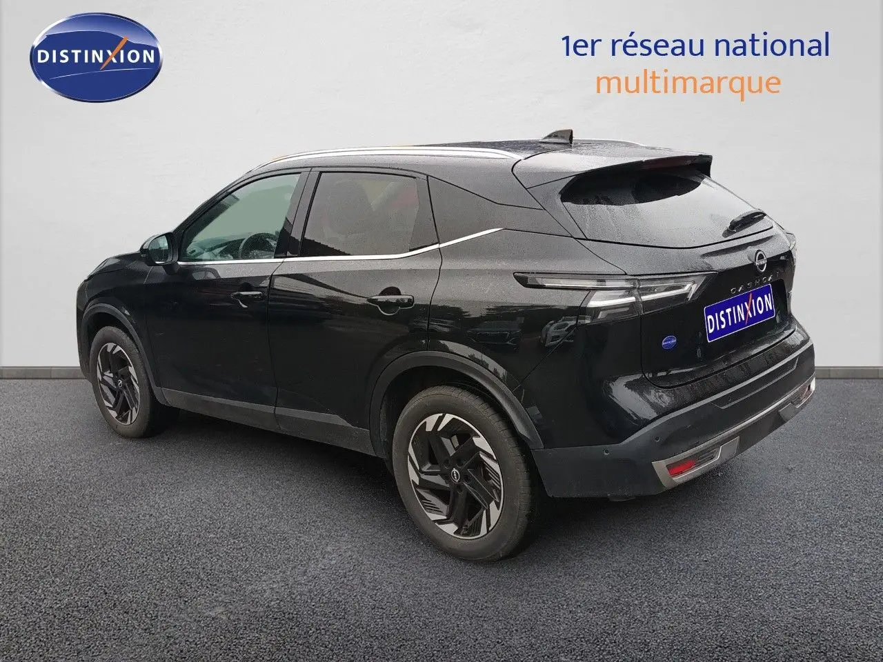 Vue 3/4 arrière droite du Nissan Qashqai e-POWER 2025 noir Kuro Metal avec jantes stylisées et feux arrière fins.