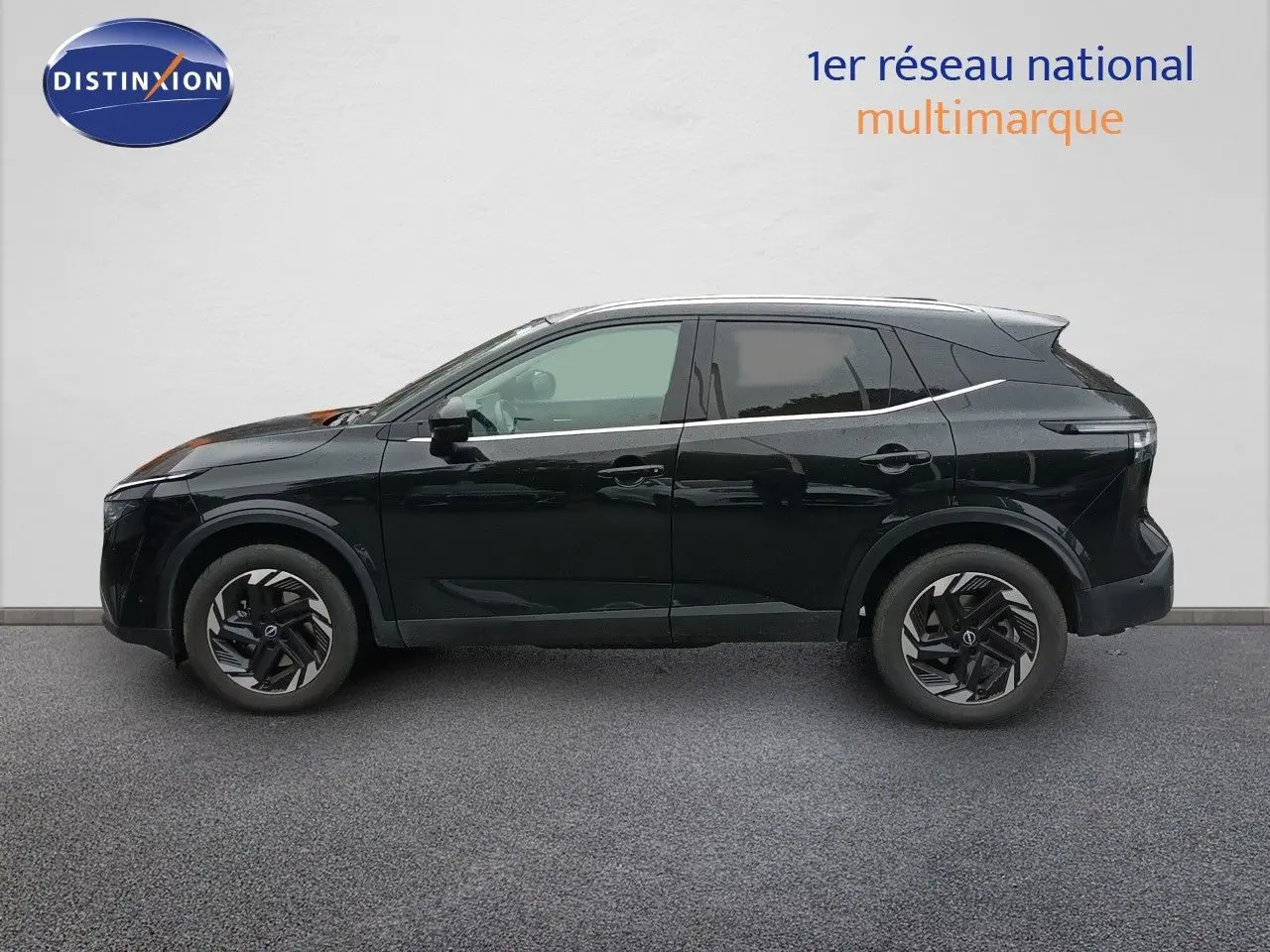 Profil côté gauche du Nissan Qashqai e-POWER 2025 en noir Kuro Metal avec jantes stylisées et lignes épurées.