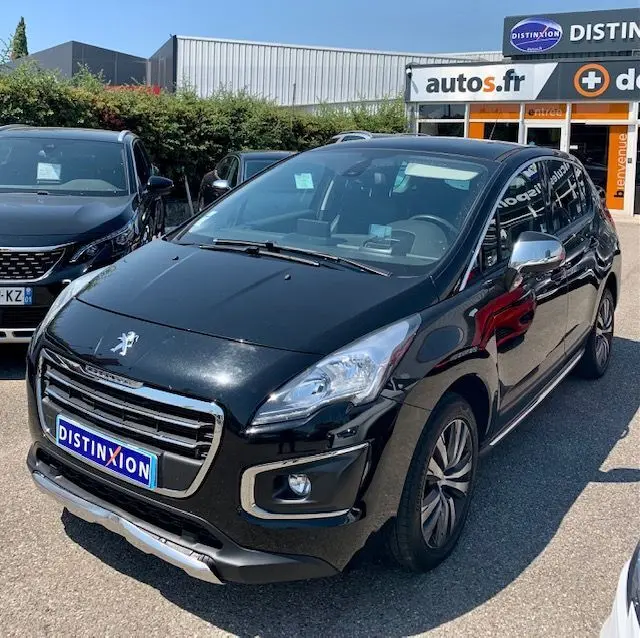Peugeot 3008 noir vue 3/4 avant droit, finition Allure, avec calandre chromée et jantes alliage distinctives.