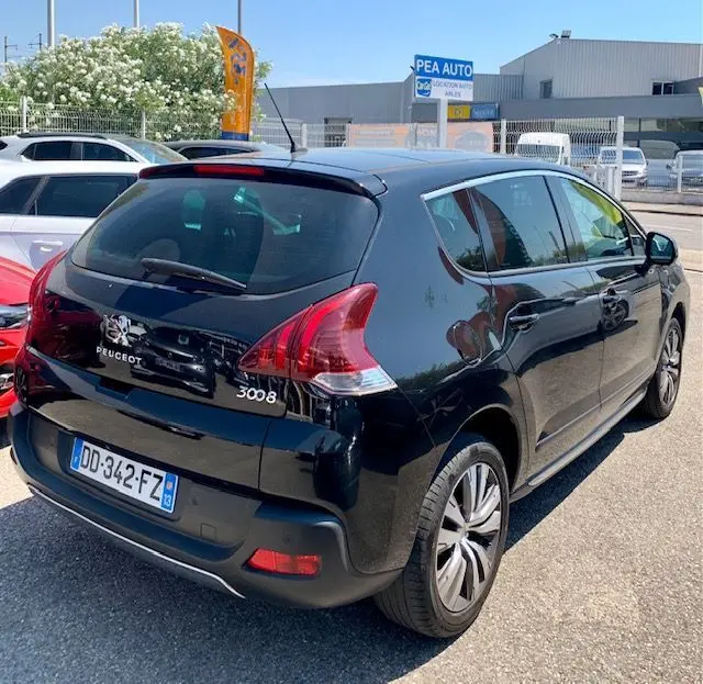 Peugeot 3008 1.6 HDI115 Allure noire vue en 3/4 arrière droit, avec feux arrière distinctifs et jantes alliage.