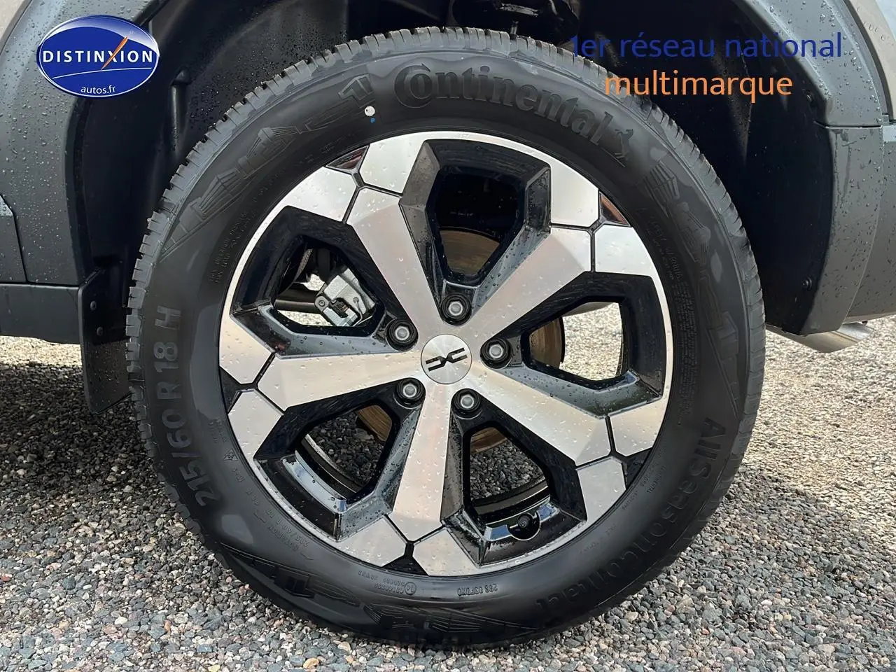 Gros plan sur la jante alu bicolore et le pneu Continental du Dacia Duster gris schiste, côté arrière droit.
