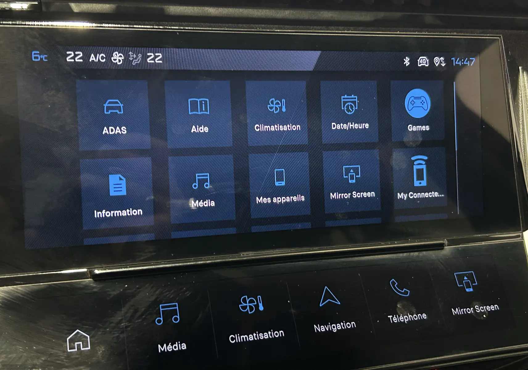 Écran tactile central de la Peugeot 308 rouge 2024 affichant les menus climatisation, navigation et médias.