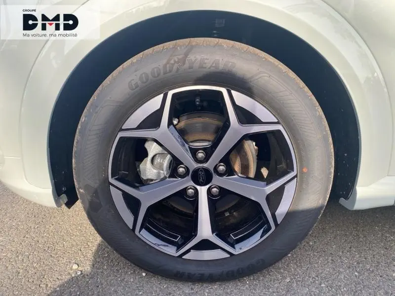 Gros plan sur la jante alu noire et grise d’un Ford Puma gris Cactus, vue côté droit.