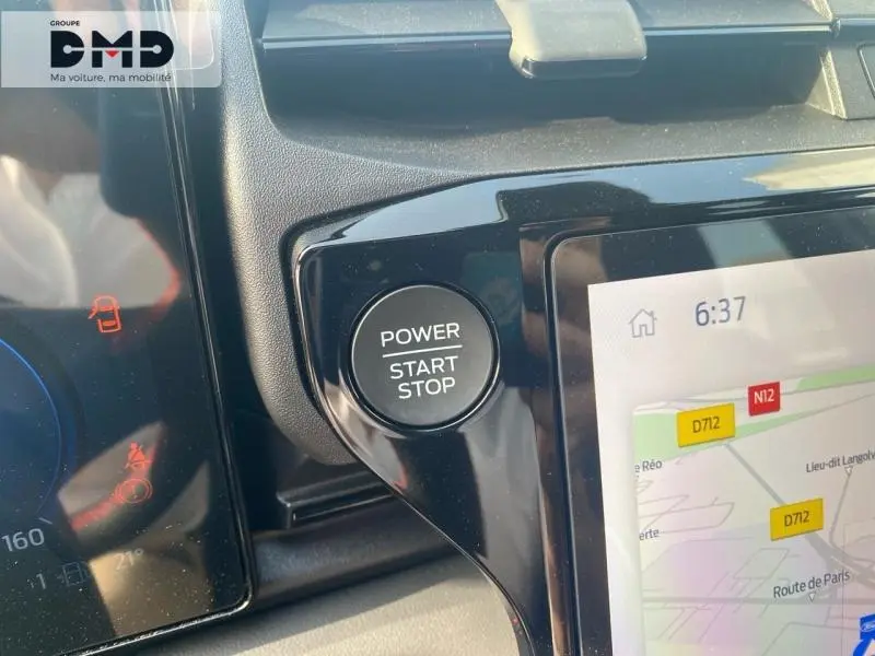 Détail intérieur du tableau de bord Ford Puma gris Cactus avec bouton start/stop et écran tactile GPS.