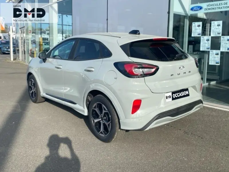 Vue 3/4 arrière droite d'une Ford Puma gris cactus avec jantes alliage et vitres arrière surteintées.